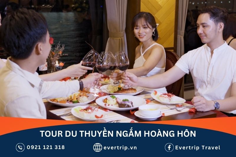 4 du khách ăn tối trên du thuyền nha trang với tôm hùm và rượu vang