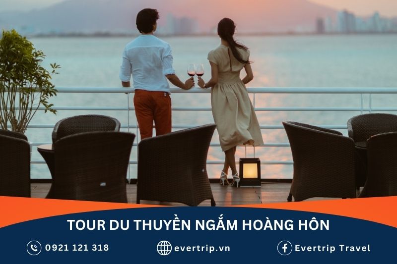 cặp đôi đứng trên boong tàu ngắm hoàng hôn trên biển 