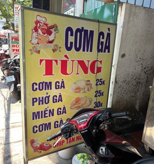 bản giá cơm gà tùng nha trang: cơm gà và phở gà 25000. miến gà 30000