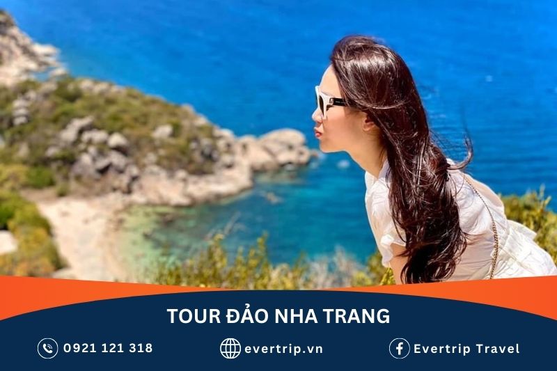 cô gái tạo dáng hôn hòn rùa tại đảo bình ba khi đi tour đảo