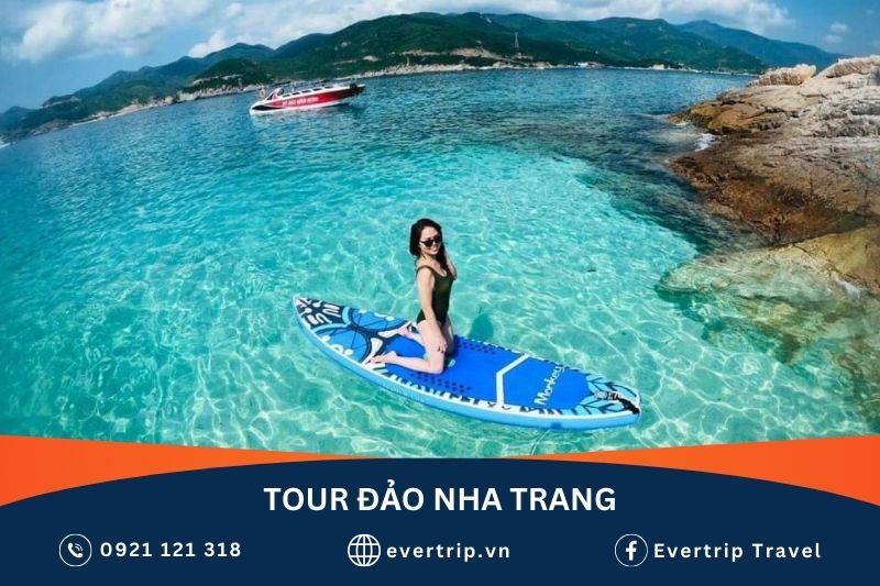 du khách chèo thuyền súp khi tham gia tour đảo nha trang