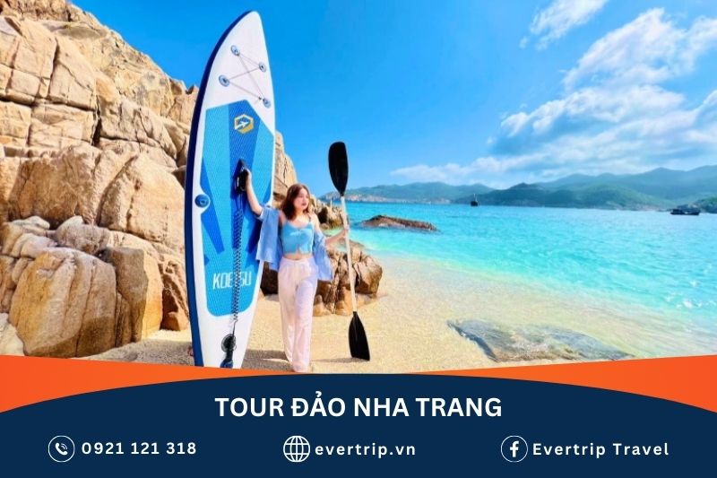 du khách chụp ảnh cùng thuyền sup trong tour đi đảo nha trang