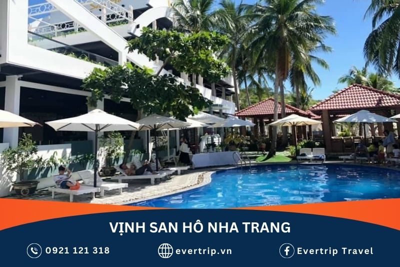 hồ bơi tại vịnh san hô rộng lớn, nằm bên cạnh nhà hàng