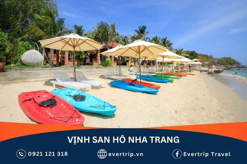 những chiếc thuyền kayak đủ màu sắc trên bãi biển của vịnh san hô