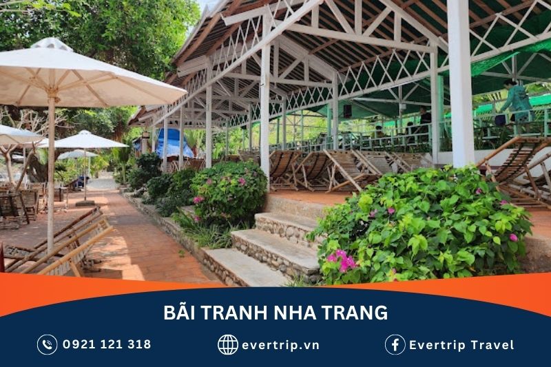 khu ghế ngồi nghỉ ngơi mát mẻ tại bãi tranh nha trang