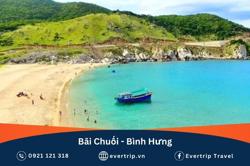 bãi chuối trên đảo bình hưng có bãi cát vàng, phía trên là núi xanh thơ mộng