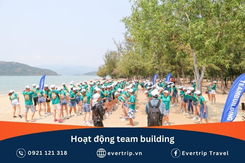 1 công ty đang tổ chức team building tại đảo Hoa Lan