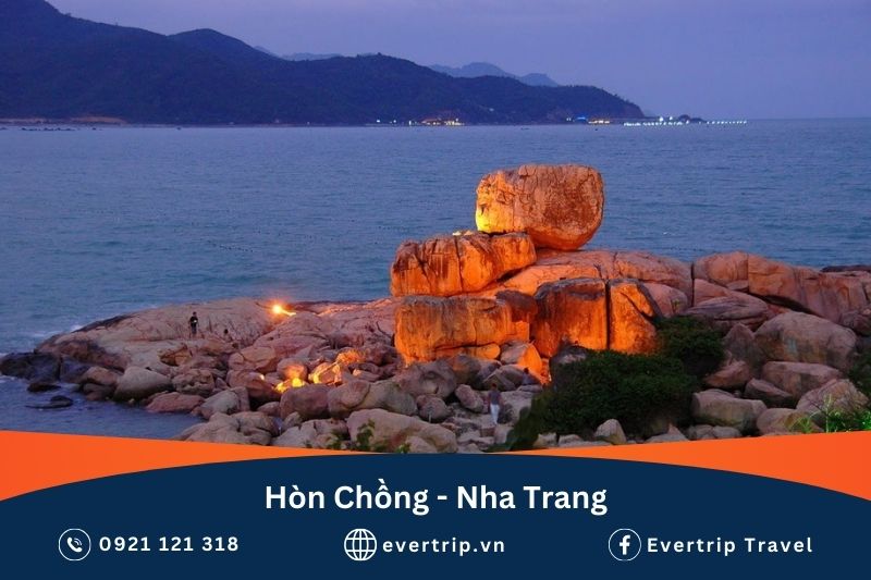 những tảng đá lớn xếp chồng lên nhau tại hòn chồng nha trang