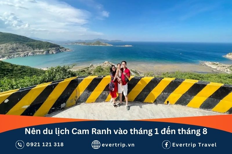 gia đình chụp ảnh nhìn xuống toàn cảnh vịnh cam ranh